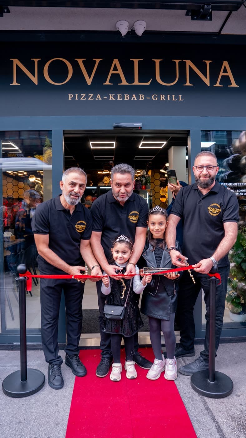 Eröffnung mit rotem Band vor dem Eingang von Novaluna, Pizza-Kebab-Grill