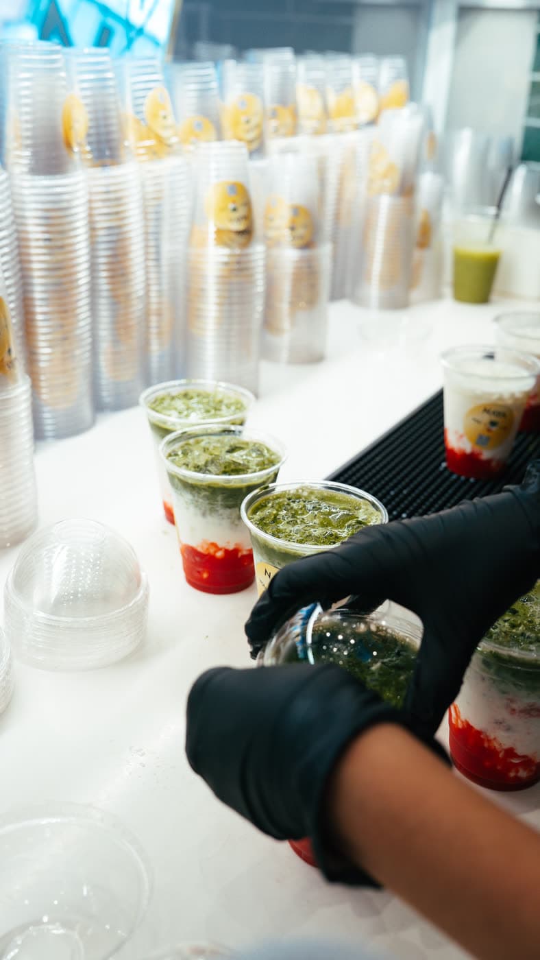 Vorbereitete Matcha-Becher und Becherstapel auf der Arbeitsfläche